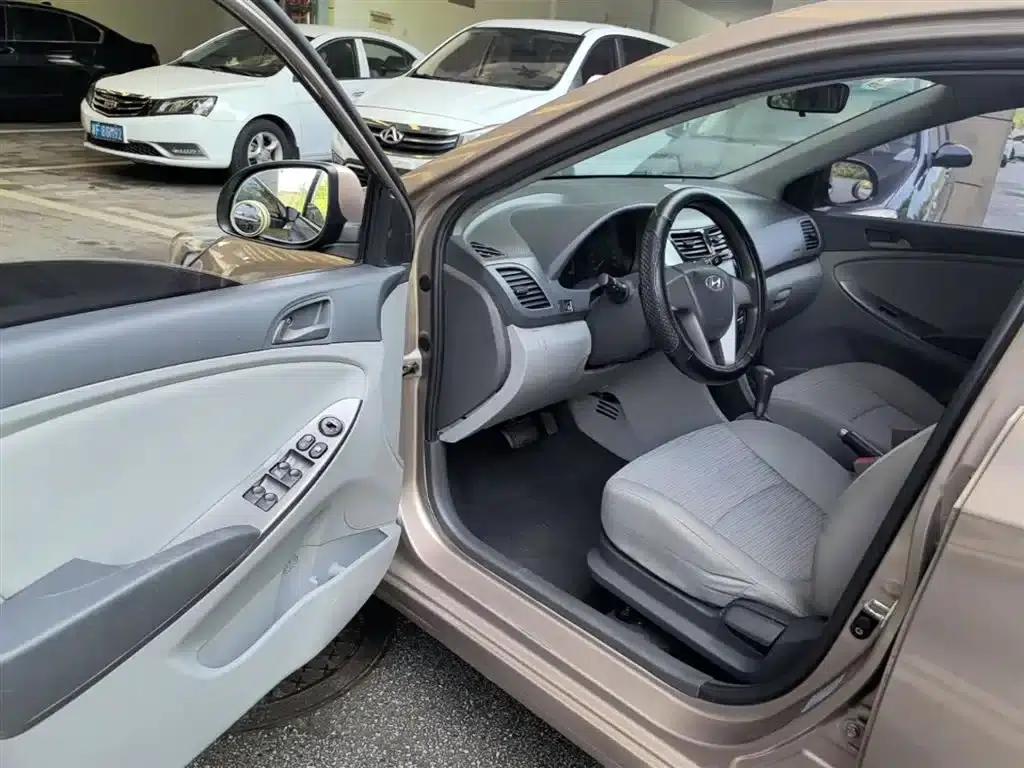 2014 Hyundai Reina 1.4L Automatic Intelligent GLS — миниатюра 16