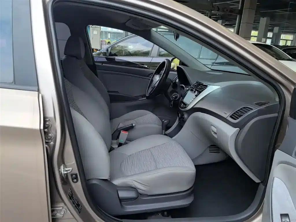 2014 Hyundai Reina 1.4L Automatic Intelligent GLS — миниатюра 25