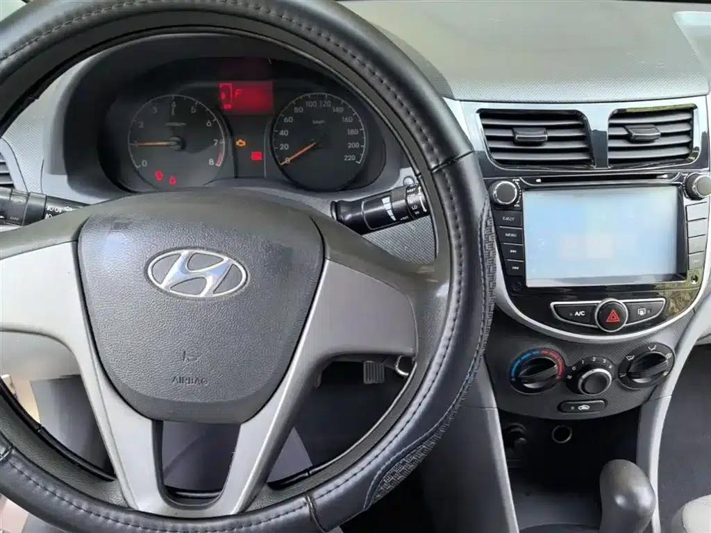 2014 Hyundai Reina 1.4L Automatic Intelligent GLS — миниатюра 10