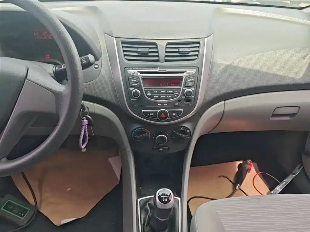 2014 Hyundai Reina 1.4L Manual Intelligent GLS — миниатюра 13