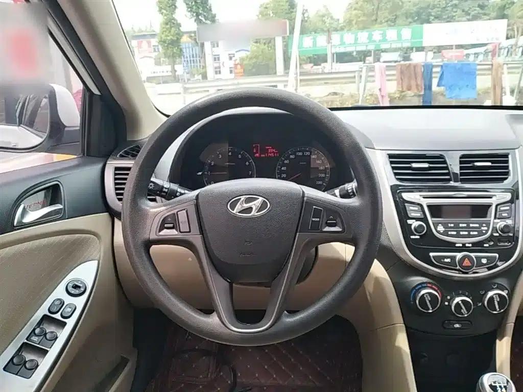 2014 Hyundai Reina 1.4L Manual Top-of-the-line Model — миниатюра 11