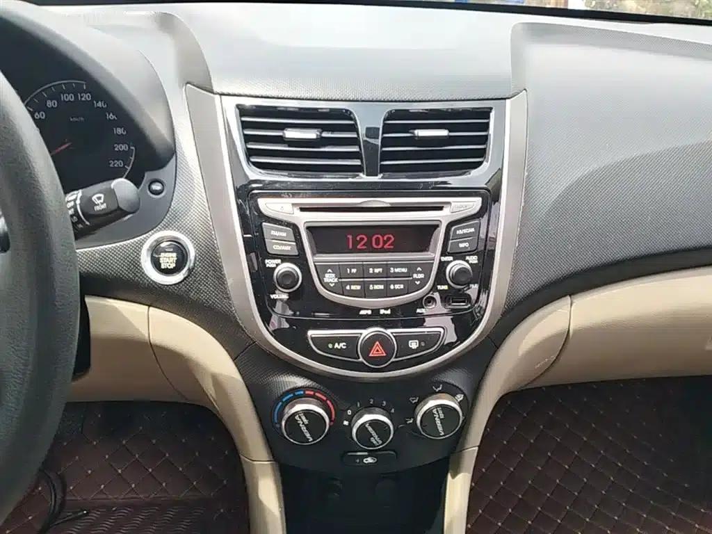 2014 Hyundai Reina 1.4L Manual Top-of-the-line Model — миниатюра 13