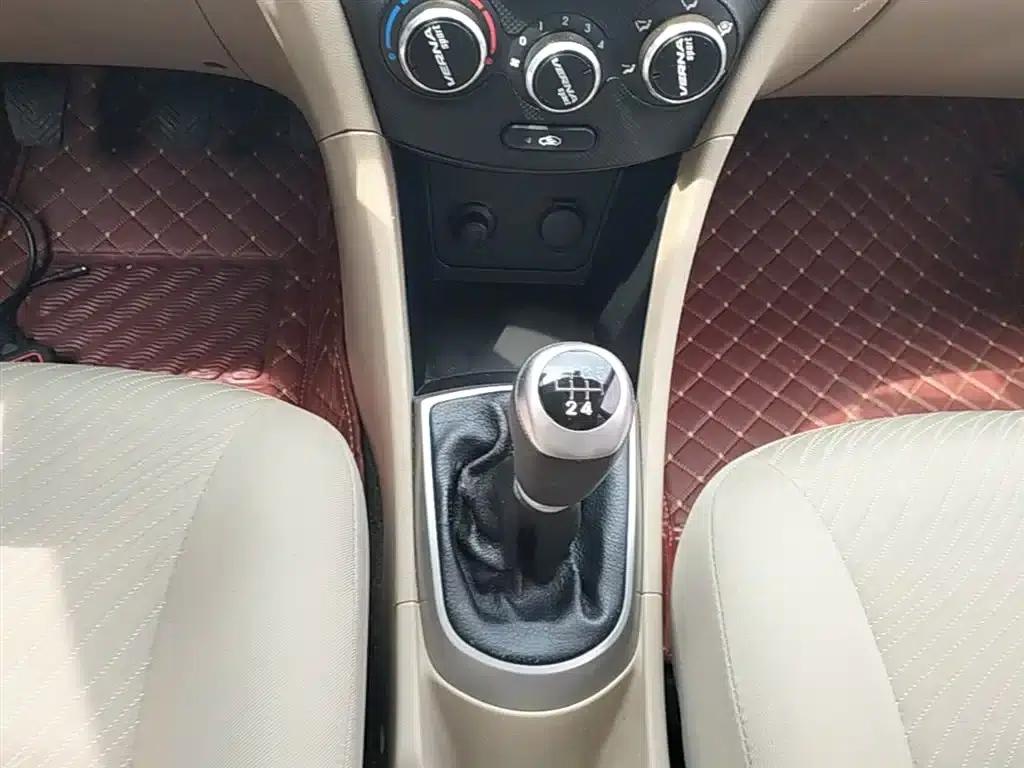 2014 Hyundai Reina 1.4L Manual Top-of-the-line Model — миниатюра 14