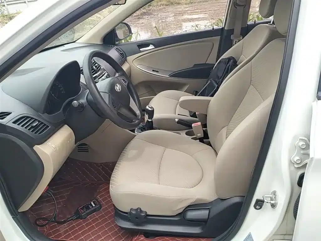 2014 Hyundai Reina 1.4L Manual Top-of-the-line Model — миниатюра 15