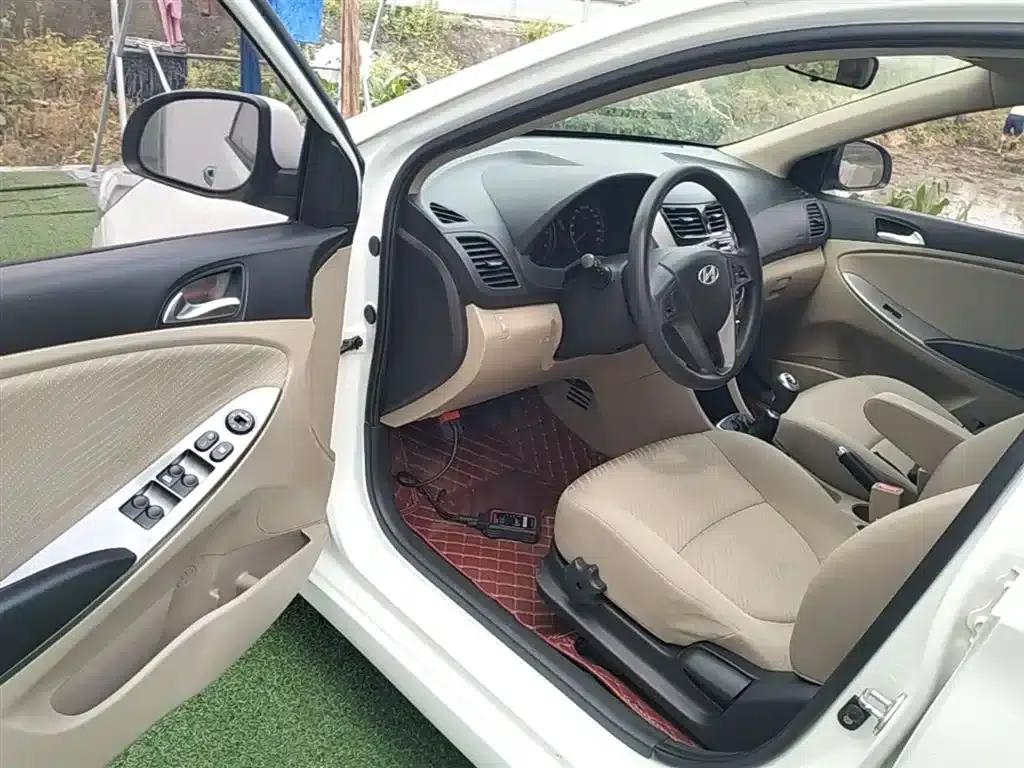 2014 Hyundai Reina 1.4L Manual Top-of-the-line Model — миниатюра 16
