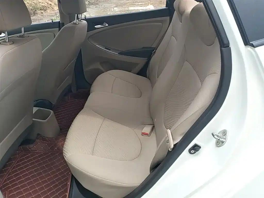 2014 Hyundai Reina 1.4L Manual Top-of-the-line Model — миниатюра 17