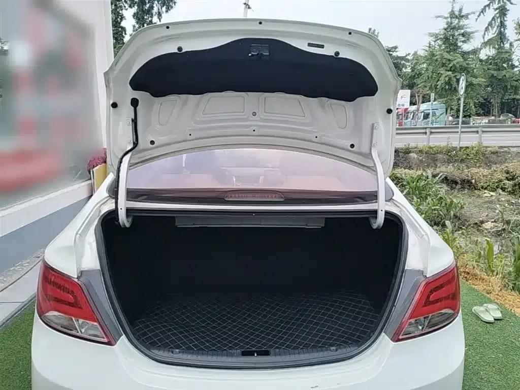 2014 Hyundai Reina 1.4L Manual Top-of-the-line Model — миниатюра 19