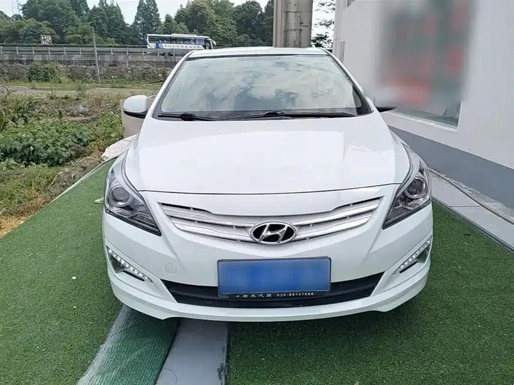2014 Hyundai Reina 1.4L Manual Top-of-the-line Model — миниатюра 3