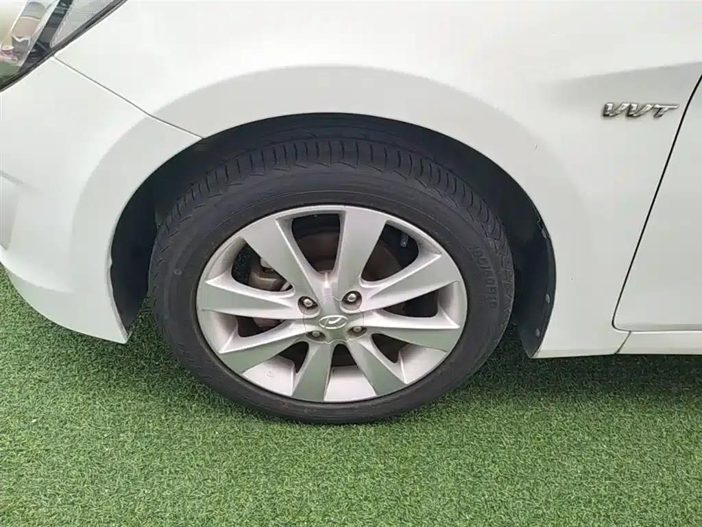 2014 Hyundai Reina 1.4L Manual Top-of-the-line Model — миниатюра 23