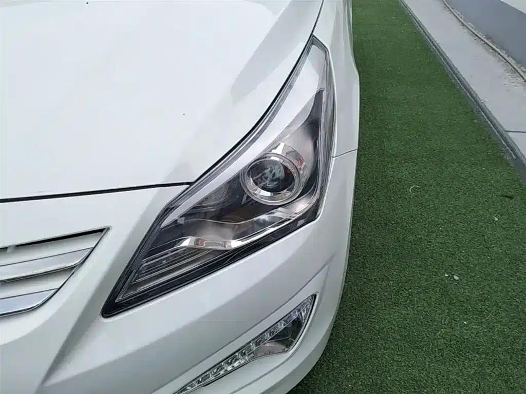2014 Hyundai Reina 1.4L Manual Top-of-the-line Model — миниатюра 24
