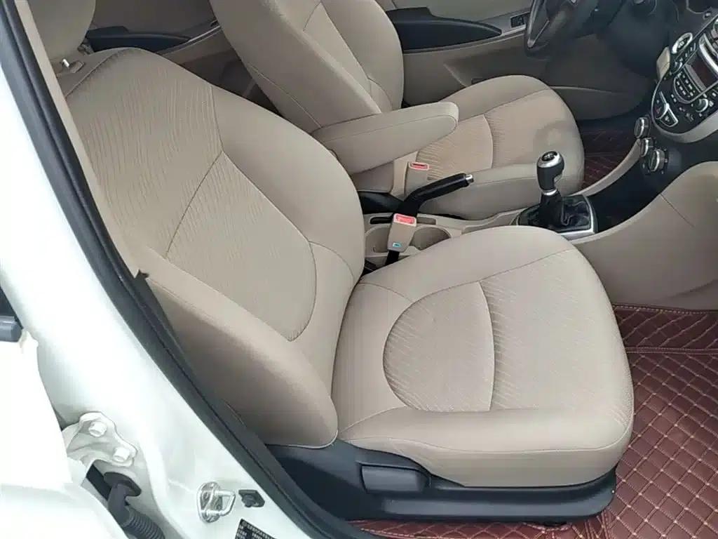 2014 Hyundai Reina 1.4L Manual Top-of-the-line Model — миниатюра 25
