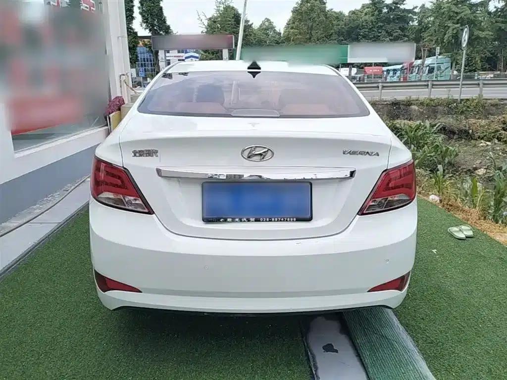 2014 Hyundai Reina 1.4L Manual Top-of-the-line Model — миниатюра 6