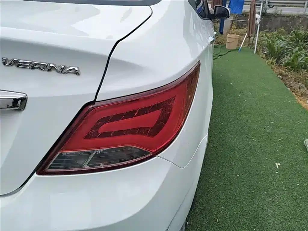 2014 Hyundai Reina 1.4L Manual Top-of-the-line Model — миниатюра 8