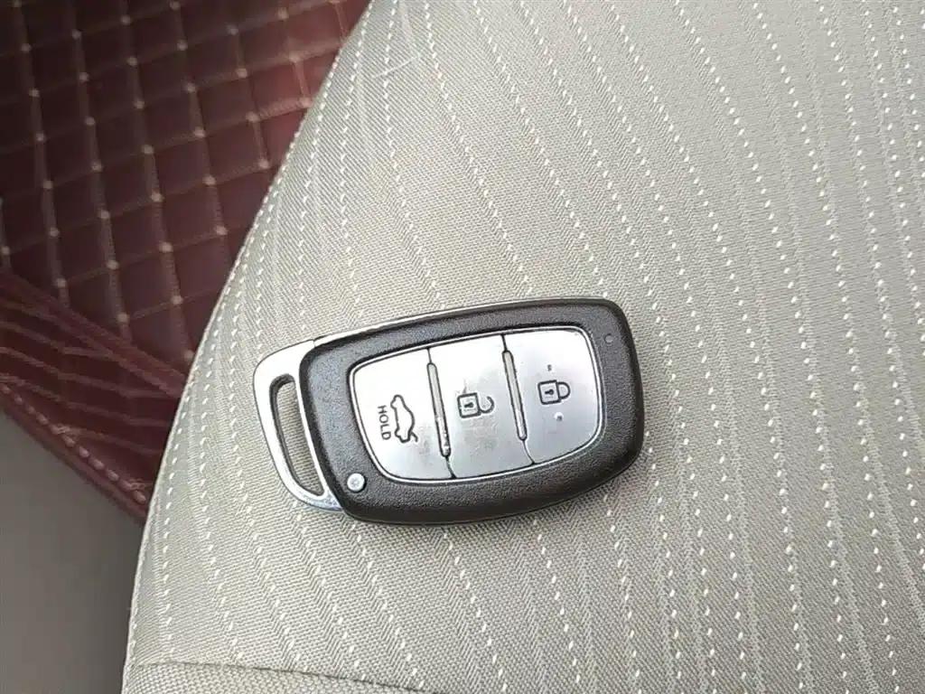 2014 Hyundai Reina 1.4L Manual Top-of-the-line Model — миниатюра 9
