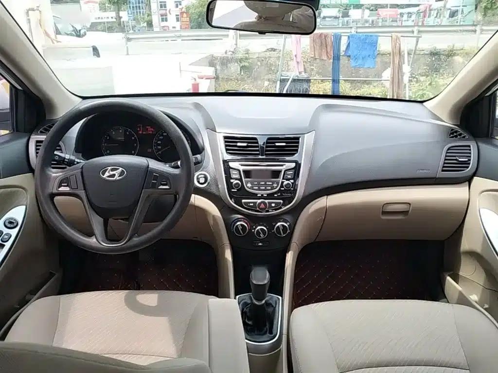 2014 Hyundai Reina 1.4L Manual Top-of-the-line Model — миниатюра 10