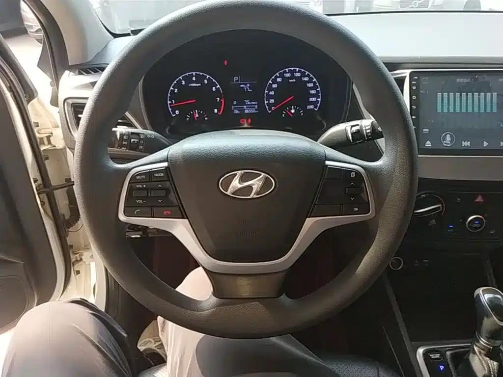 2016 Hyundai Verna 1.4L Automatic GLS (Cool Edition) — миниатюра 11