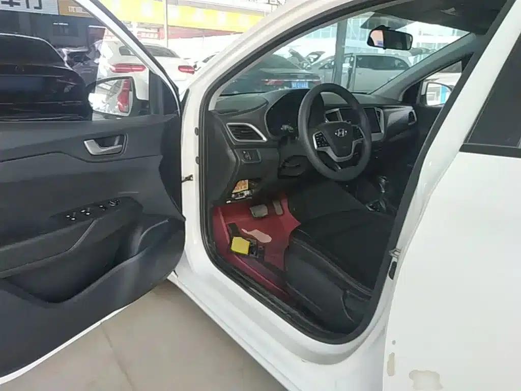 2016 Hyundai Verna 1.4L Automatic GLS (Cool Edition) — миниатюра 16
