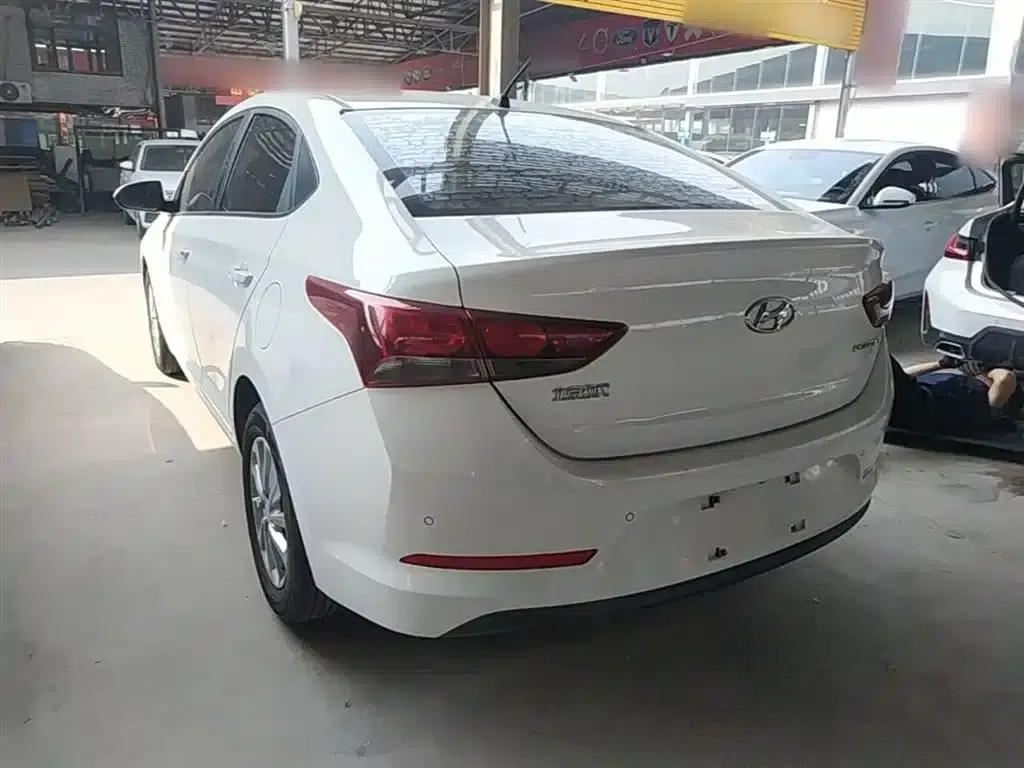 2016 Hyundai Verna 1.4L Automatic GLS (Cool Edition) — миниатюра 5