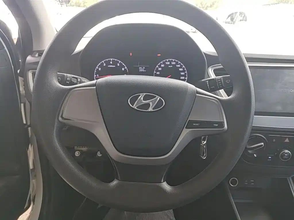 2016 Hyundai Verna 1.4L Manual GLS Cool Edition — миниатюра 11