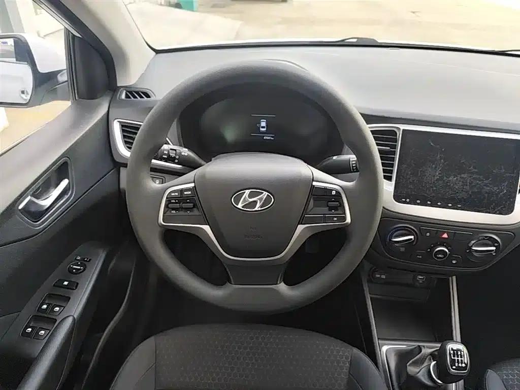 2020 Hyundai Verna 1.4L Manual GLS Cool Edition — миниатюра 11