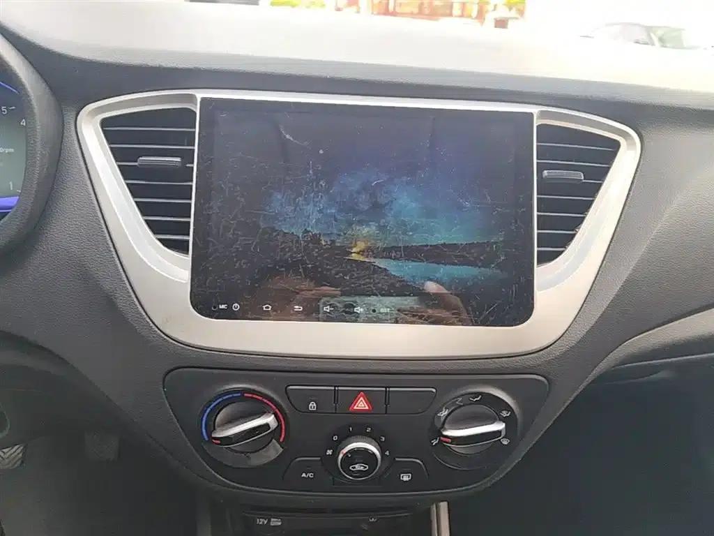 2020 Hyundai Verna 1.4L Manual GLS Cool Edition — миниатюра 13