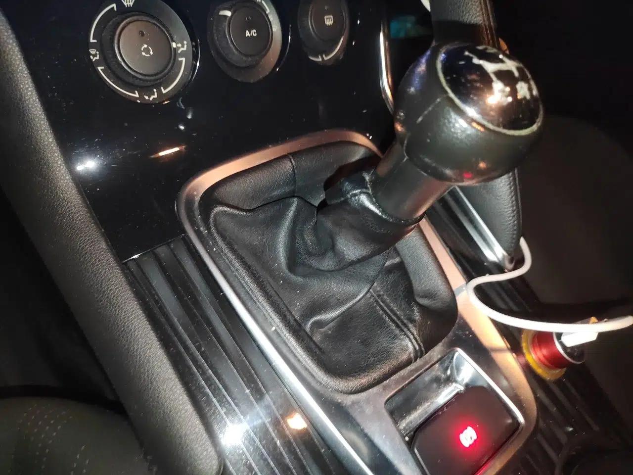 Peugeot 3008 2015 2.0L Manual Classic Edition — миниатюра 15