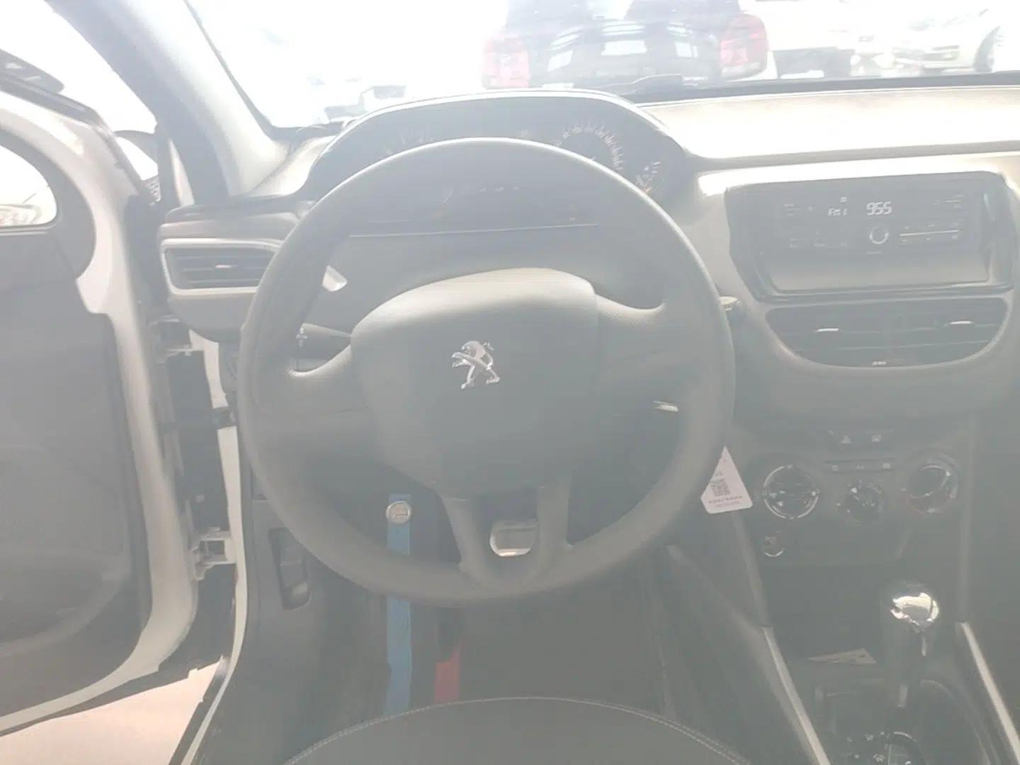Peugeot 2008 2014 1.6L Automatic Trend Edition — миниатюра 14
