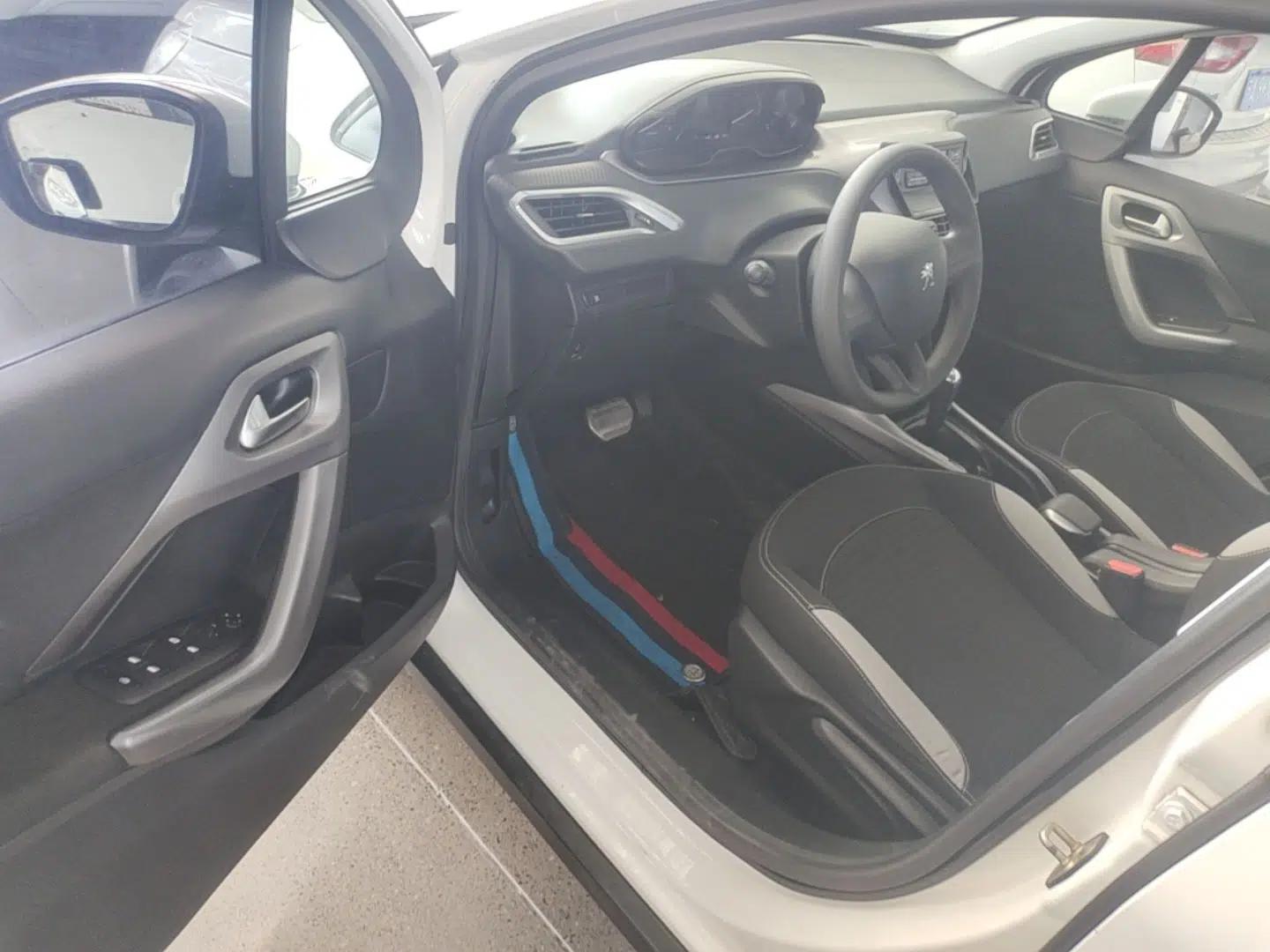Peugeot 2008 2014 1.6L Automatic Trend Edition — миниатюра 19