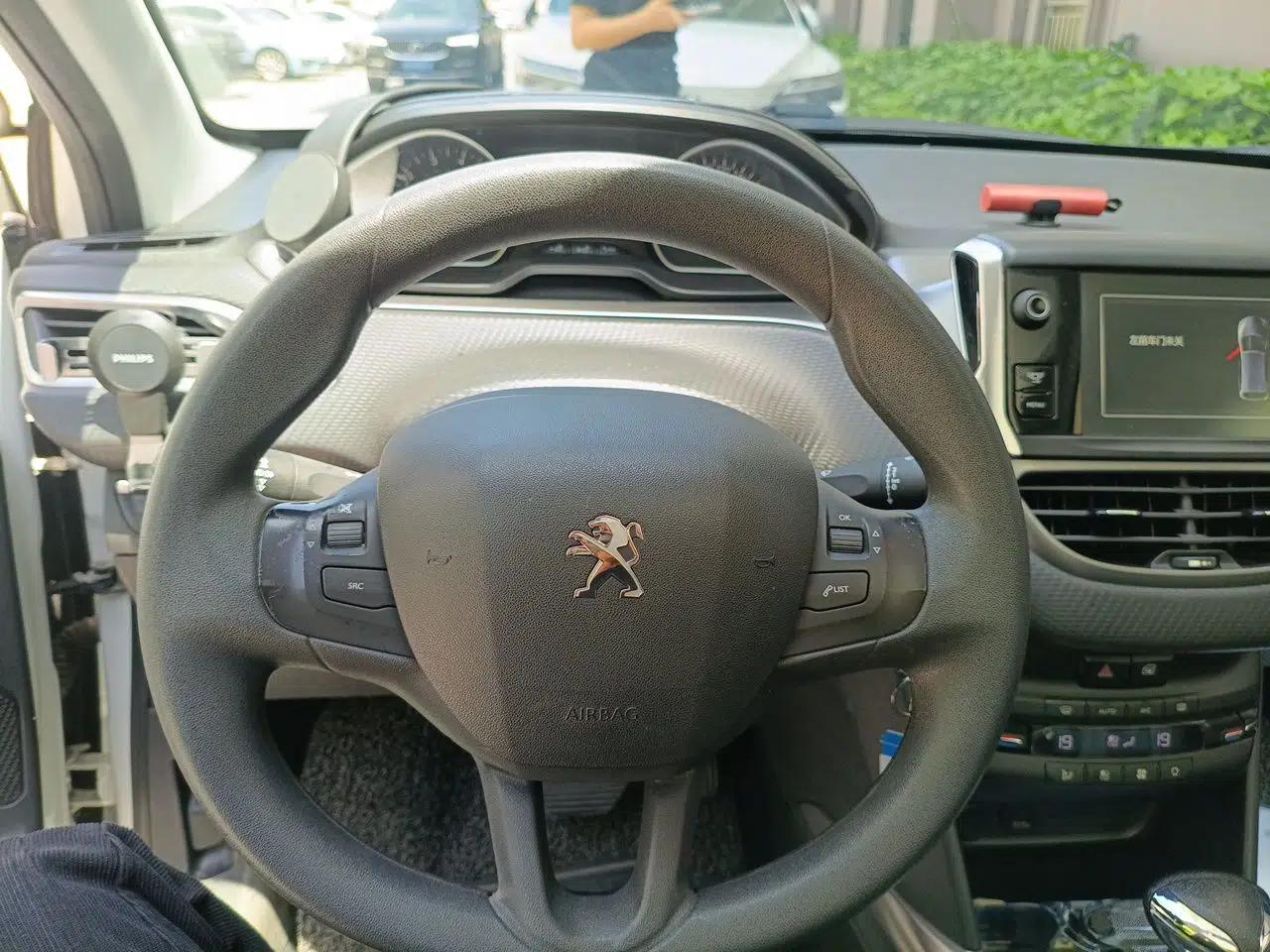 Peugeot 2008 2014 1.6L Automatic Fashion Edition — миниатюра 11