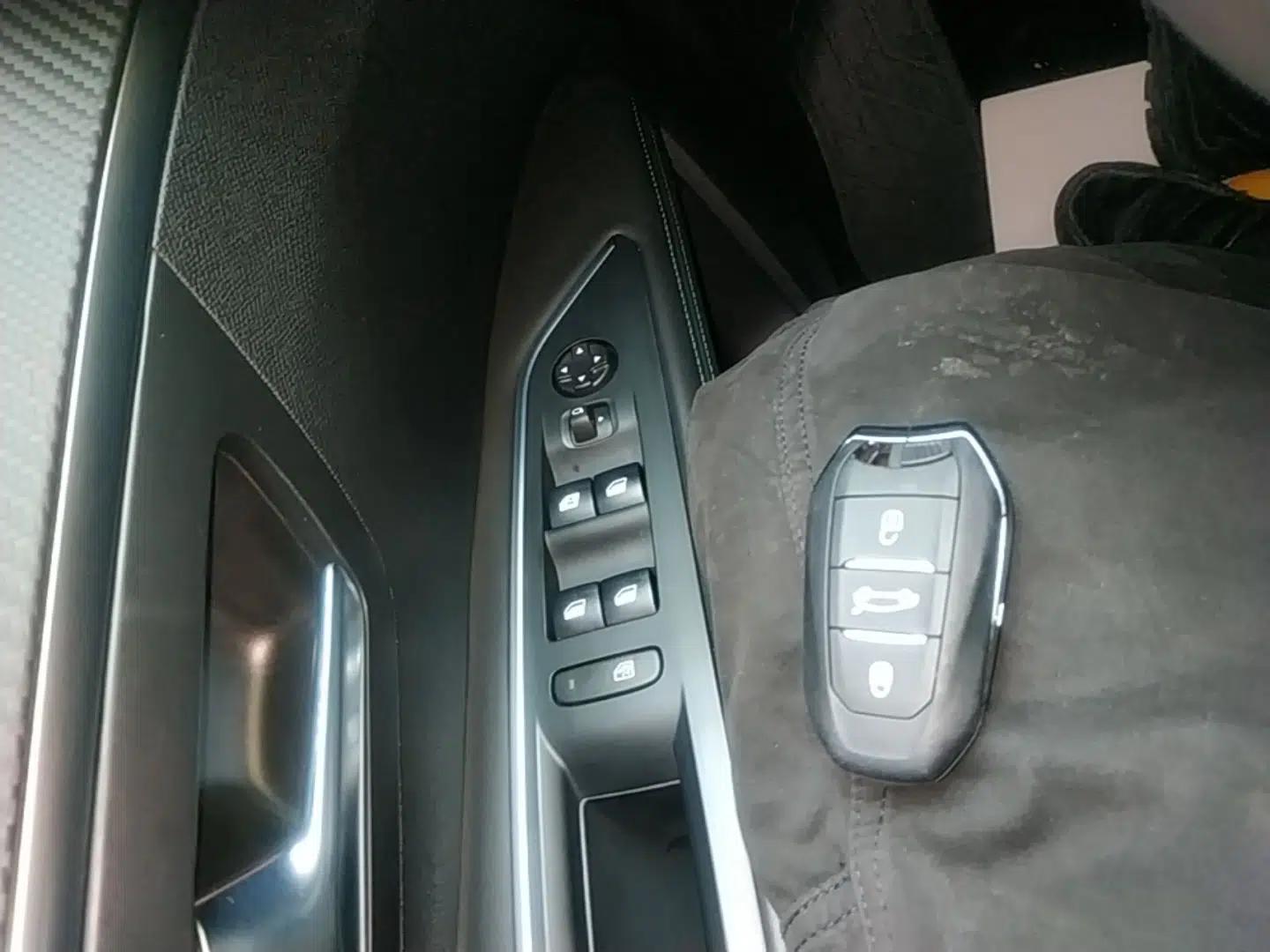 Peugeot 5008 2021 360THP 5-Seater Strength Edition — миниатюра 22
