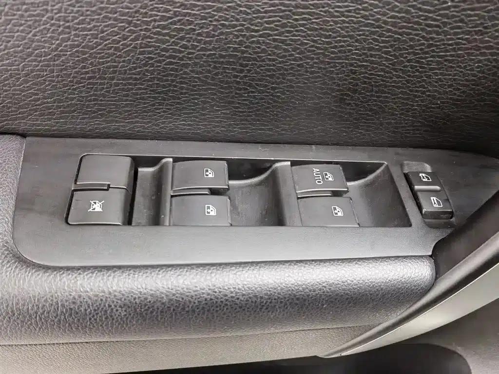 2012 Chevrolet Captiva 2.4L 4WD Flagship Edition 7-Seater — миниатюра 9