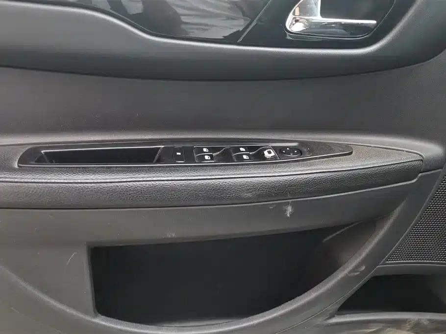 Citroën C4 2016 Classic Sedan 1.6L Manual Premium Edition — миниатюра 7