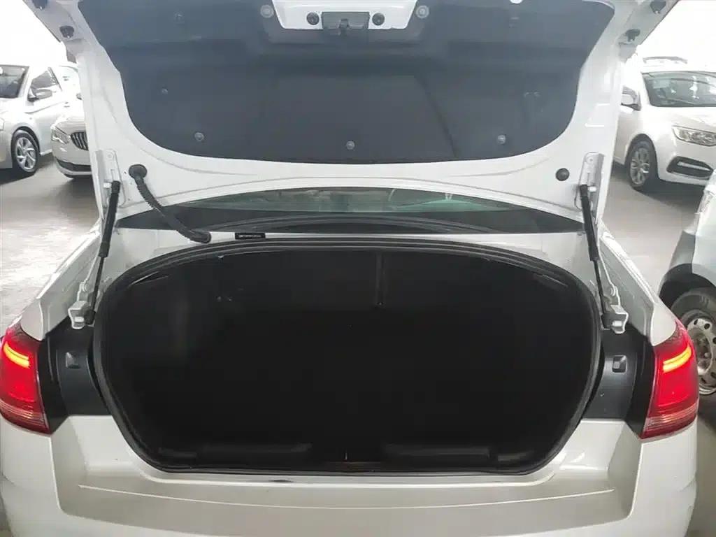 Citroën C4 2016 Classic Sedan 1.6L Manual Premium Edition — миниатюра 19