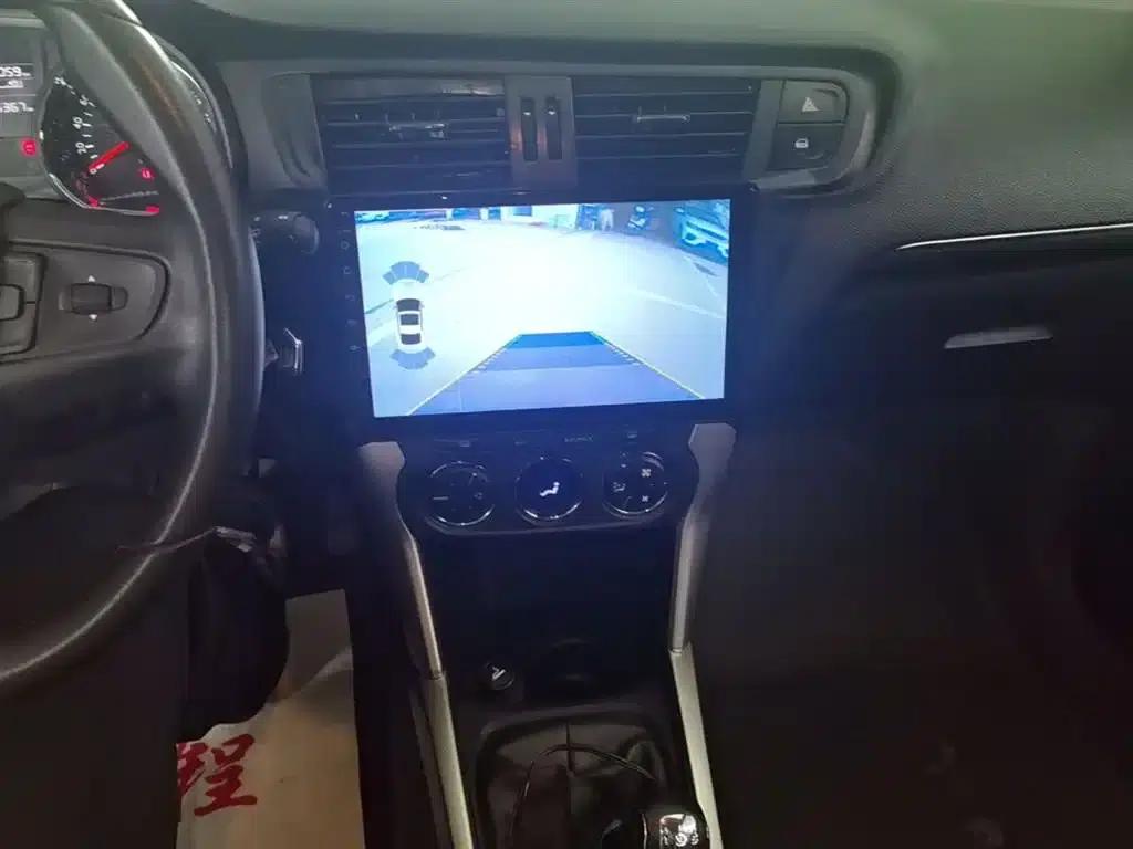 Citroën C3-XR 2015 1.6L Manual Pioneer Edition — миниатюра 9