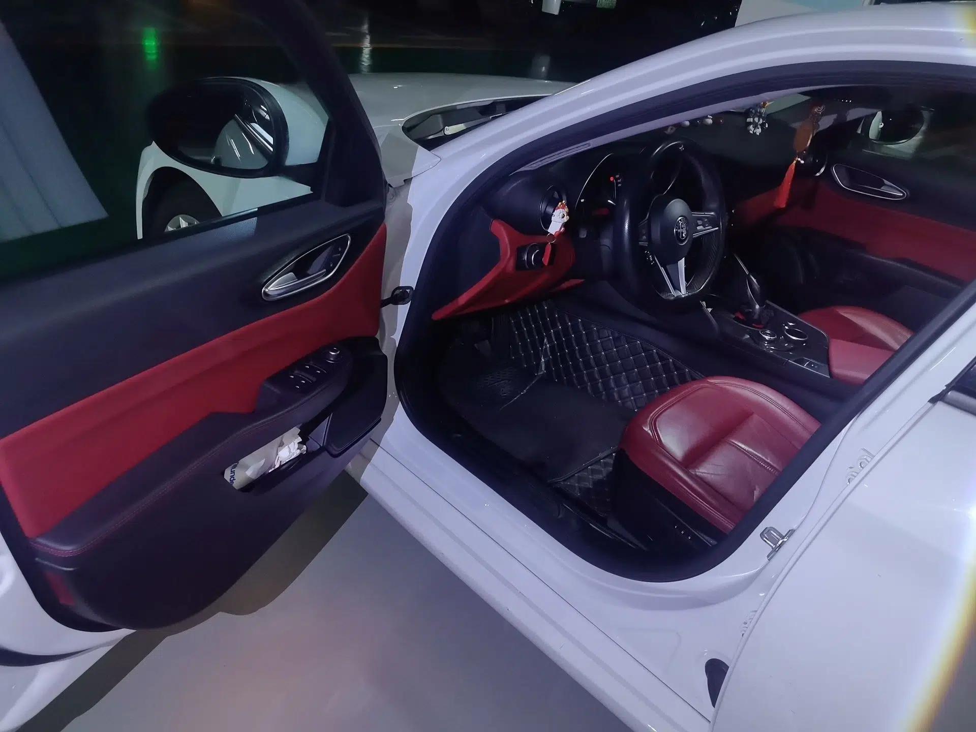 Alfa Romeo Giulia 2017 2.0T 200HP Elite Edition — миниатюра 17