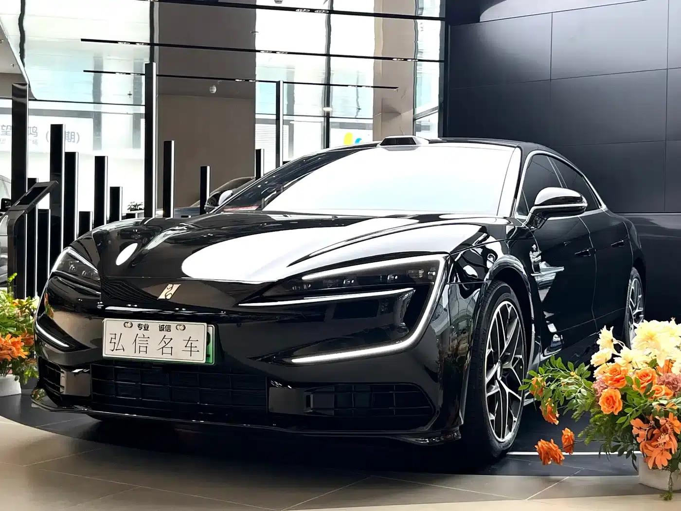 Looking up at the U7 2025 PHEV five-seater luxury edition — миниатюра 1