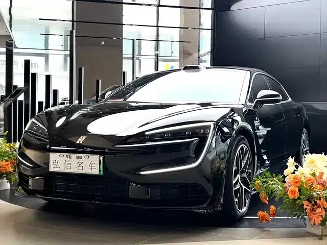 Looking up at the U7 2025 PHEV five-seater luxury edition