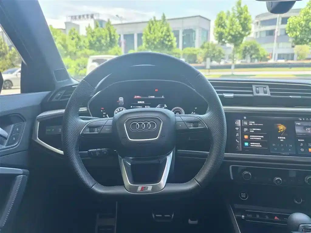 Audi Q3 Sportback 2025 quattro 45th Anniversary Edition 40TFSI Fashion Model — миниатюра 12