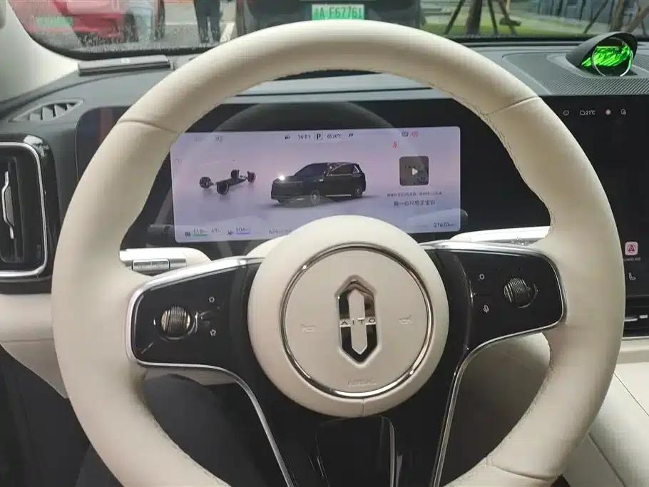 Wenjie M8 2025 Extended Range Ultra Edition 53.4kWh 5-Seat Version (192-line LiDAR) — миниатюра 15