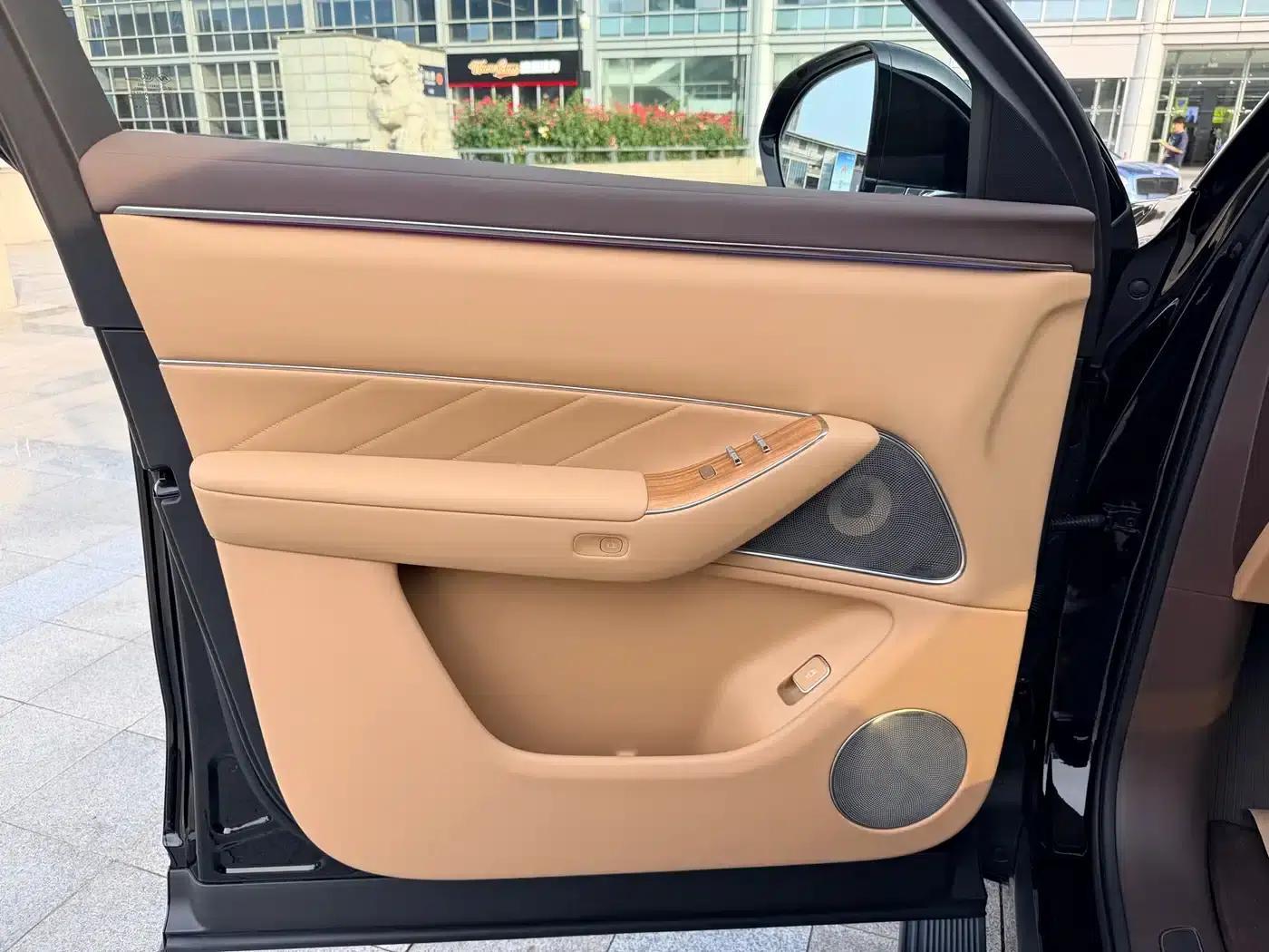 Wenjie M8 2025 Range Extended Ultra Edition 53.4kWh 6-Seat Version (192-line LiDAR) — миниатюра 9