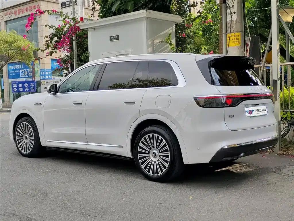 Wenjie M8 2025 Range Extended Ultra Edition 53.4kWh 6-Seat Version (192-line LiDAR) — миниатюра 4