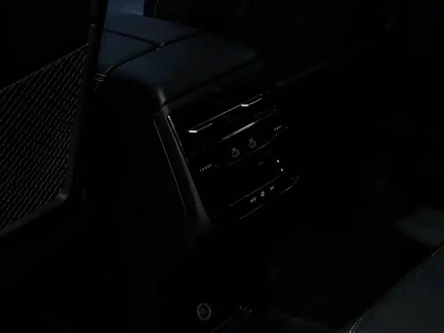 Audi Q6 2024 40 TFSI quattro Cloud View Edition, Feathered Forest Package, 7-seater — миниатюра 11