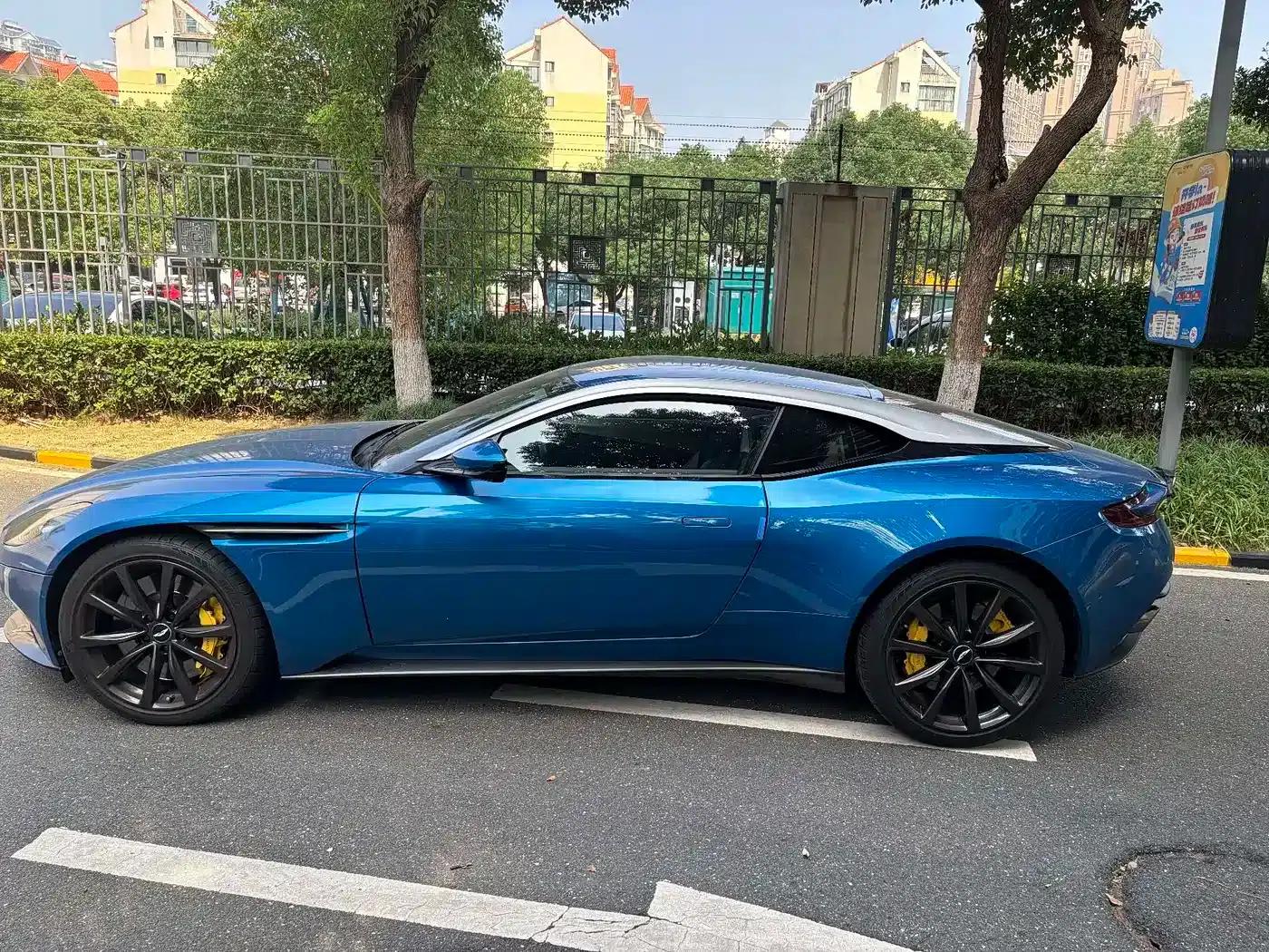 Aston Martin DB11 2020 4.0T V8 Coupe — миниатюра 6