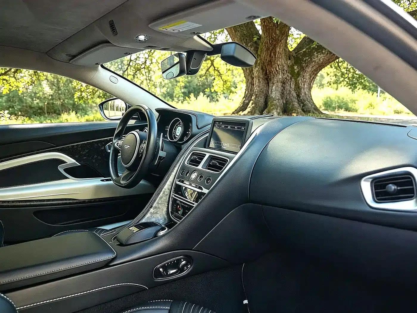 Aston Martin DB11 2020 4.0T V8 Coupe — миниатюра 8