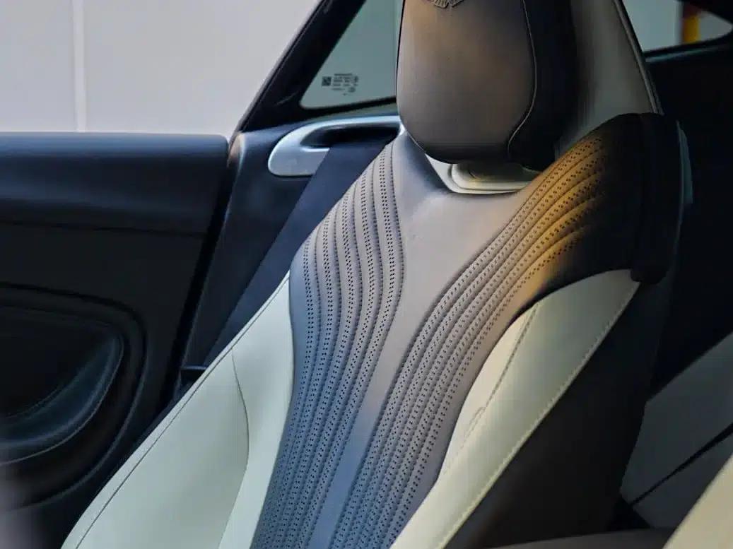 Aston Martin DB11 2022 4.0T V8 Coupe — миниатюра 16