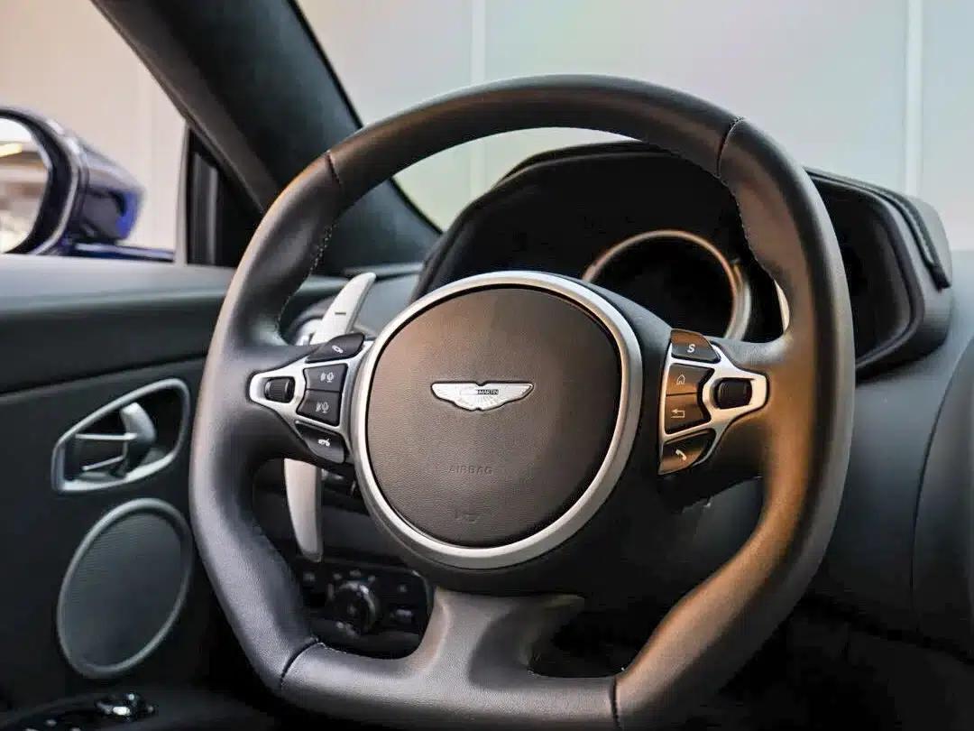 Aston Martin DB11 2022 4.0T V8 Coupe — миниатюра 9