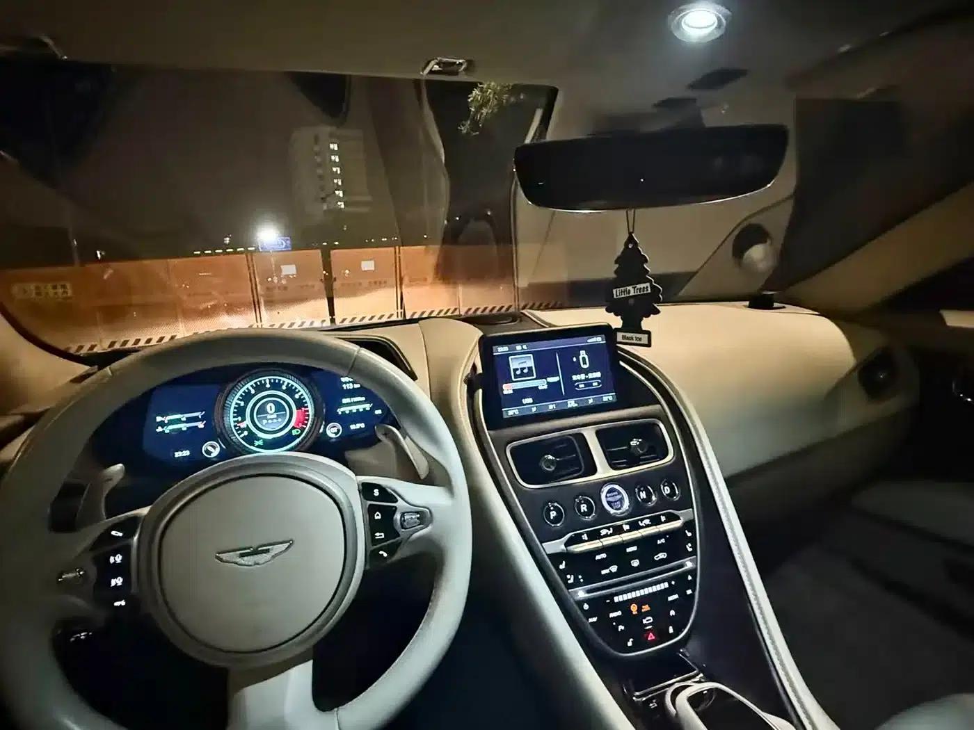Aston Martin DB11 2016 5.2T First Edition — миниатюра 16