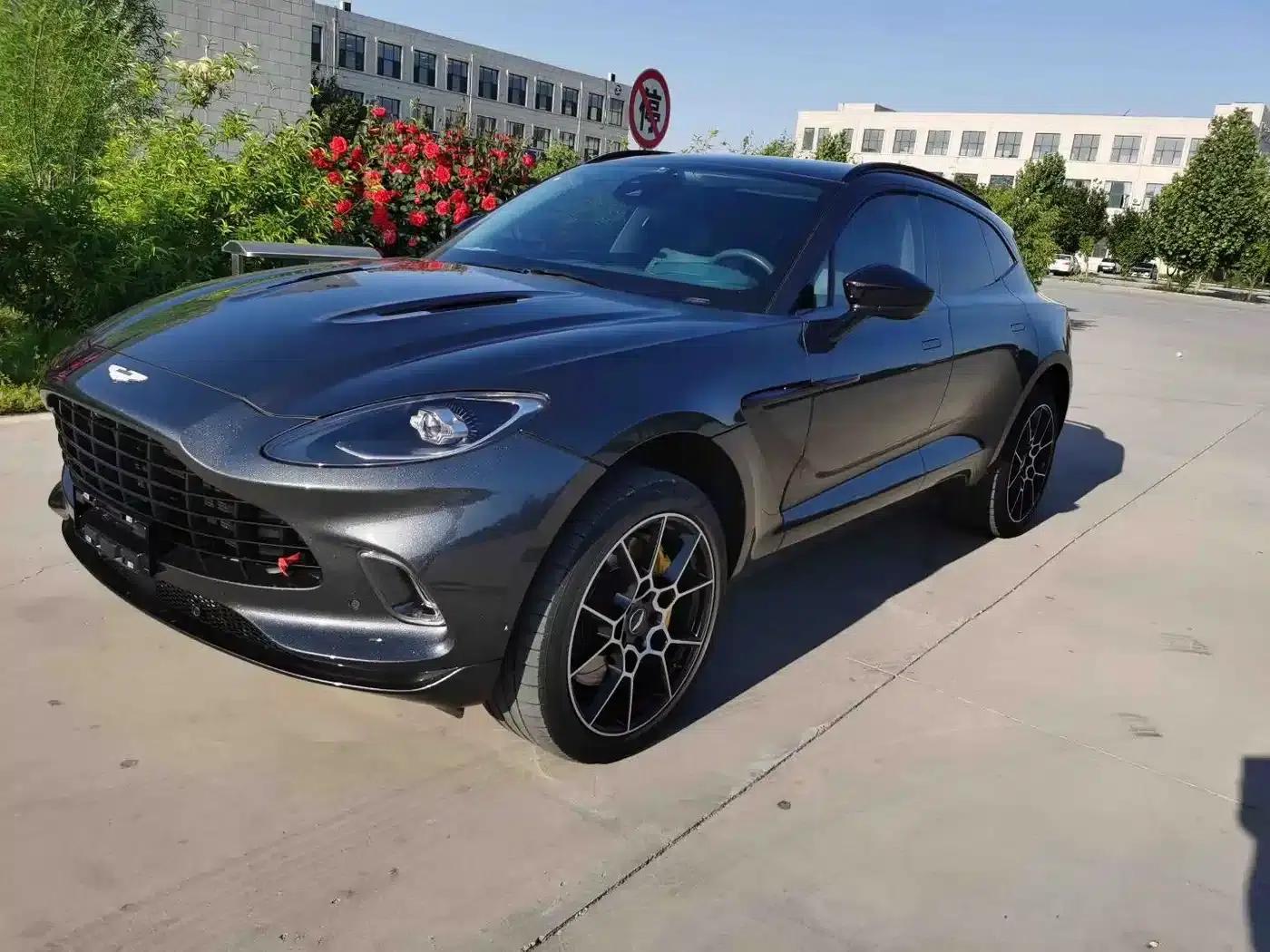 Aston Martin DBX 2021 4.0T V8: A Return to Simplicity — миниатюра 1