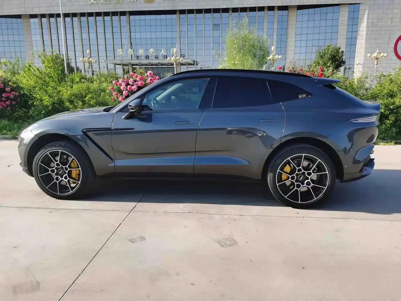 Aston Martin DBX 2021 4.0T V8: A Return to Simplicity — миниатюра 4
