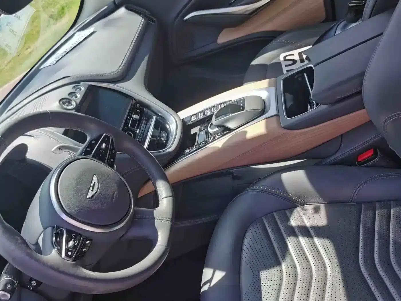 Aston Martin DBX 2021 4.0T V8: A Return to Simplicity — миниатюра 7